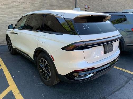 White Platinum Metallic 2025 Lincoln Nautilus Premiere