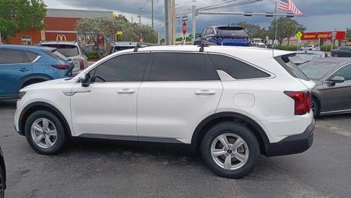 White 2023 Kia Sorento LX