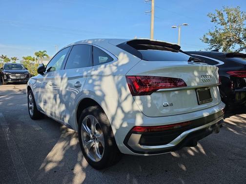 Glacier White Metallic 2023 Audi Q5 45 S line Prestige