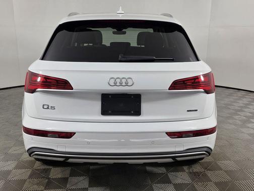 Ibis White 2023 Audi Q5 40 Premium