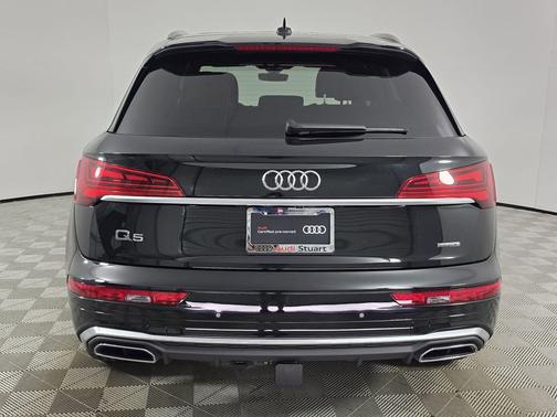 Mythos Black Metallic 2023 Audi Q5 45 S line Premium Plus