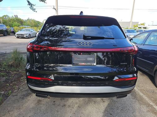 Mythos Black Metallic 2025 Audi Q5 Premium TFSI quattro S tronic
