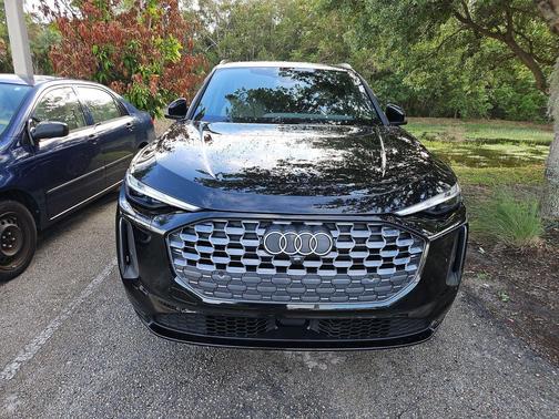 Mythos Black Metallic 2025 Audi Q5 Premium TFSI quattro S tronic