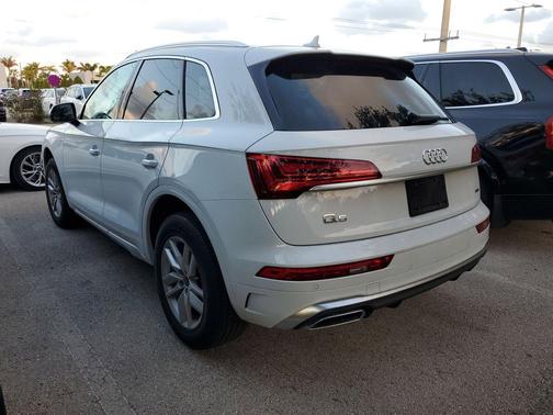 Glacier White Metallic 2023 Audi Q5 45 S line Premium