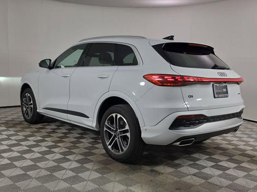 Glacier White Metallic 2025 Audi Q5 Premium TFSI quattro S tronic