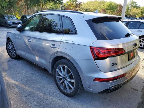 Florett Silver Metallic 2023 Audi Q5 e 55 S line Premium Plus