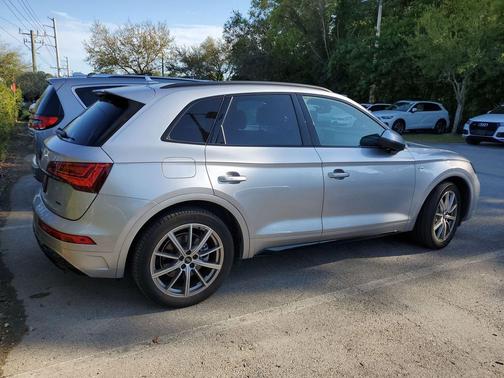 Florett Silver Metallic 2023 Audi Q5 e 55 S line Premium Plus