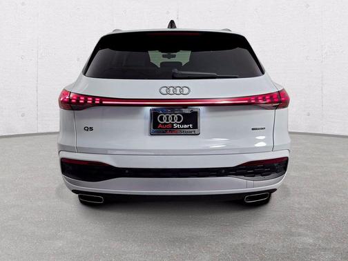 Glacier White Metallic 2026 Audi Q5 Premium Plus TFSI quattro S tronic