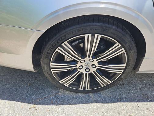 Bright Silver Metallic 2022 Volvo S90 B6 Inscription