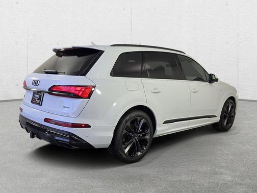 Glacier White Metallic 2026 Audi Q7 55 Premium Plus
