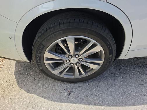 Crystal White Tricoat 2021 Cadillac XT6 Premium Luxury FWD