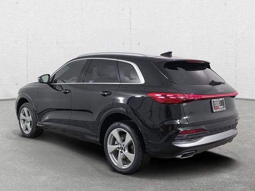 Mythos Black Metallic 2026 Audi Q5 Premium Plus TFSI quattro S tronic