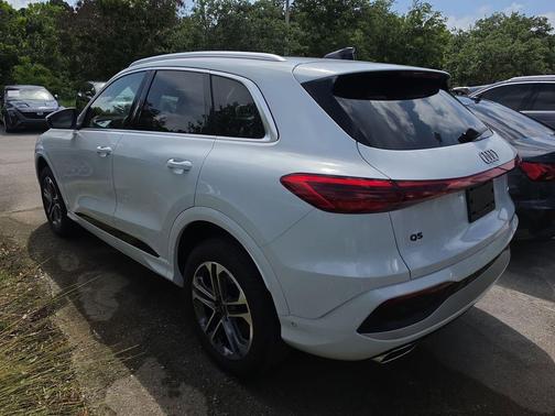Glacier White Metallic 2025 Audi Q5 Premium TFSI quattro S tronic