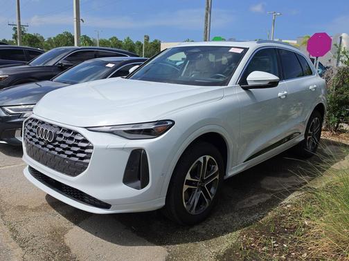 Glacier White Metallic 2025 Audi Q5 Premium TFSI quattro S tronic