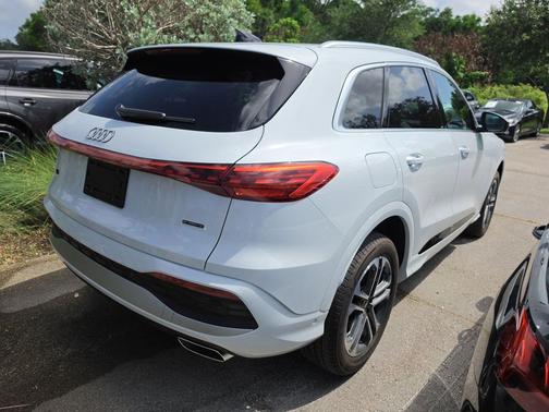 Glacier White Metallic 2025 Audi Q5 Premium TFSI quattro S tronic