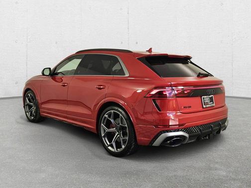 chili red metallic 2026 Audi RS Q8 4.0T