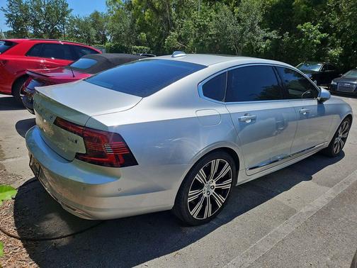 Bright Silver Metallic 2022 Volvo S90 B6 Inscription