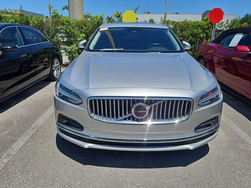 Bright Silver Metallic 2022 Volvo S90 B6 Inscription