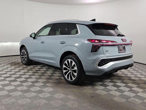 Arrow Gray Pearl Effect 2026 Audi Q3 TFSI quattro S tronic