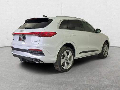 Glacier White Metallic 2026 Audi Q5 Premium Plus TFSI quattro S tronic