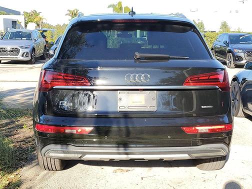 Mythos Black Metallic 2023 Audi Q5 40 Premium