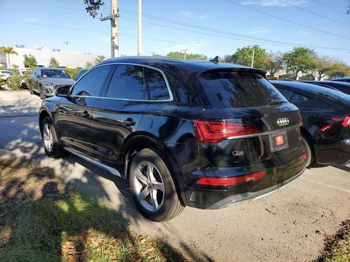 Mythos Black Metallic 2023 Audi Q5 40 Premium