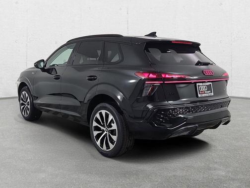 Mythos Black Metallic 2026 Audi Q3 TFSI quattro S tronic