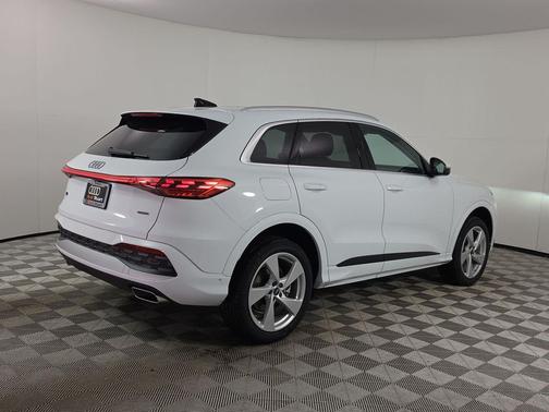Glacier White Metallic 2026 Audi Q5 Premium Plus TFSI quattro S tronic