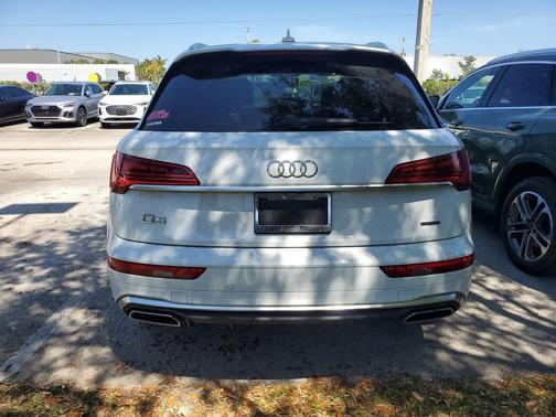 Glacier White Metallic 2022 Audi Q5 45 S line Premium