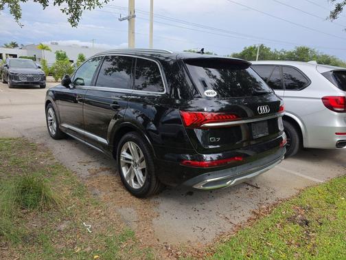 Mythos Black Metallic 2022 Audi Q7 55 Prestige