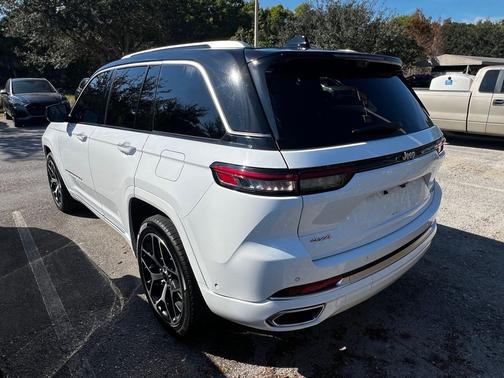 2022 Jeep Grand Cherokee Summit