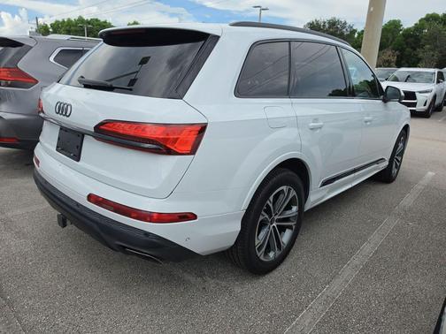 Glacier White Metallic 2025 Audi Q7 45 Premium Plus