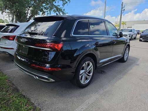 Mythos Black Metallic 2023 Audi Q7 45 Premium