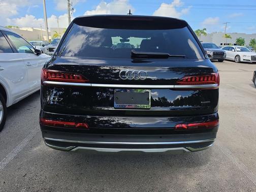 Mythos Black Metallic 2023 Audi Q7 45 Premium