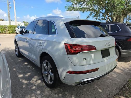 Glacier White Metallic 2023 Audi Q5 45 S line Premium Plus
