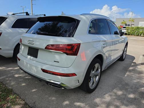 Glacier White Metallic 2023 Audi Q5 45 S line Premium Plus