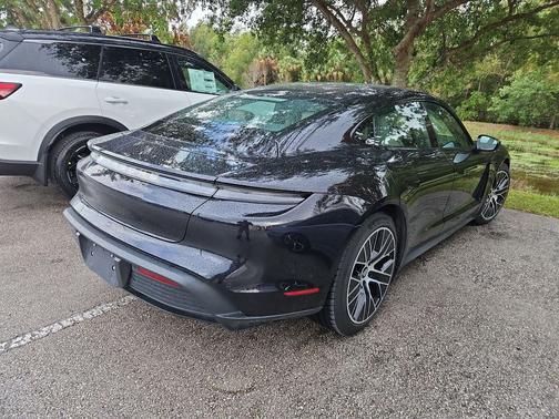 Jet Black Metallic 2022 Porsche Taycan Base