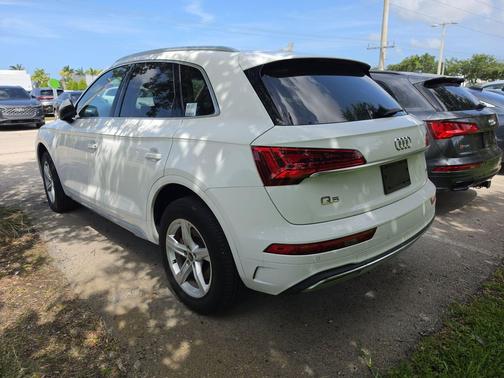 Ibis White 2023 Audi Q5 40 Premium