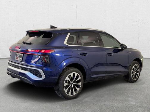 Navarra Blue Metallic 2026 Audi Q3 TFSI quattro S tronic