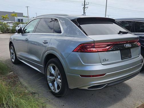 Florett Silver Metallic 2022 Audi Q8 55 Premium Plus
