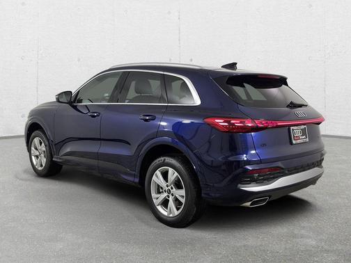 Navarra Blue Metallic 2026 Audi Q5 Premium TFSI quattro S tronic