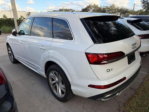 2024 Audi Q7 45 Premium Plus