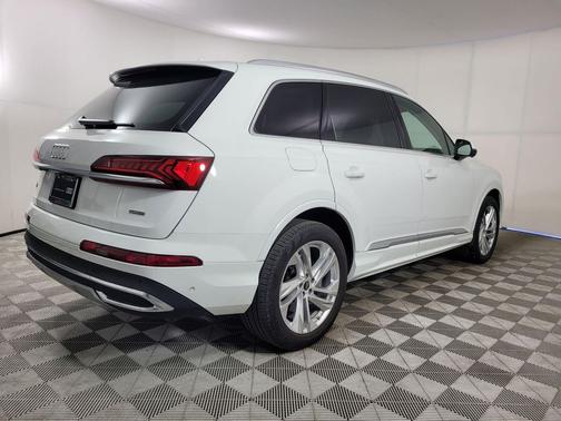 2024 Audi Q7 45 Premium Plus