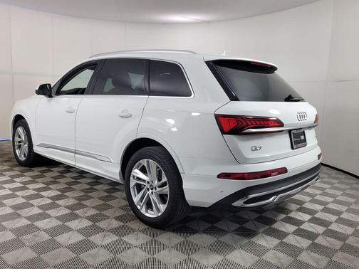 2024 Audi Q7 45 Premium Plus