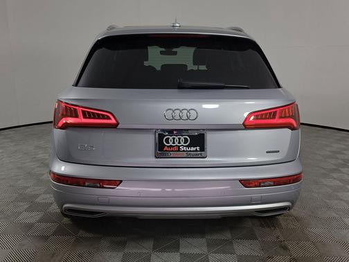 Florett Silver Metallic 2019 Audi Q5 2.0T Premium Plus