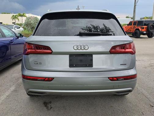 Florett Silver Metallic 2019 Audi Q5 2.0T Premium Plus