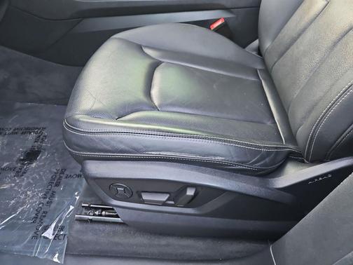 Orca Black Metallic 2020 Audi Q8 55 Premium Plus