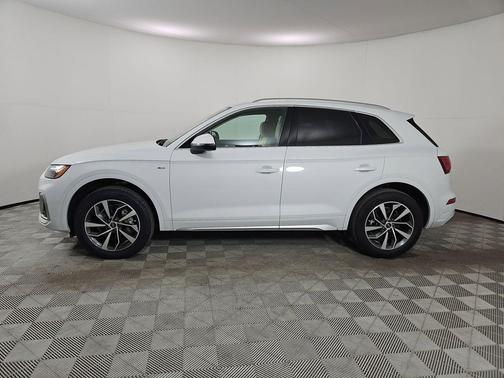 Glacier White Metallic 2023 Audi Q5 45 S line Premium Plus