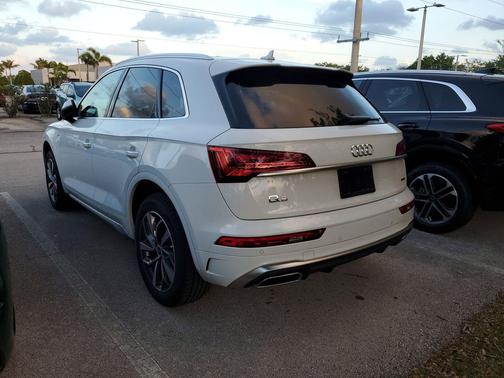 Glacier White Metallic 2023 Audi Q5 45 S line Premium Plus