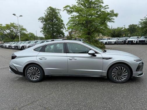 2025 Hyundai SONATA Hybrid SEL